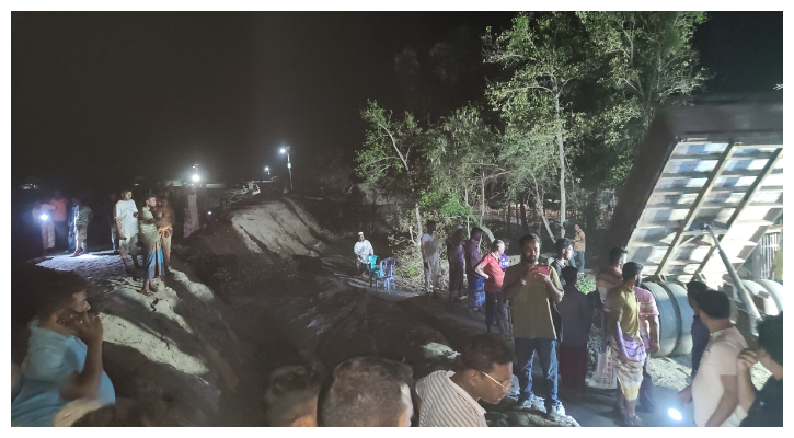 রাতেও চলছে চুনকুড়ি নদীর বেড়িবাঁধ রক্ষার কাজ